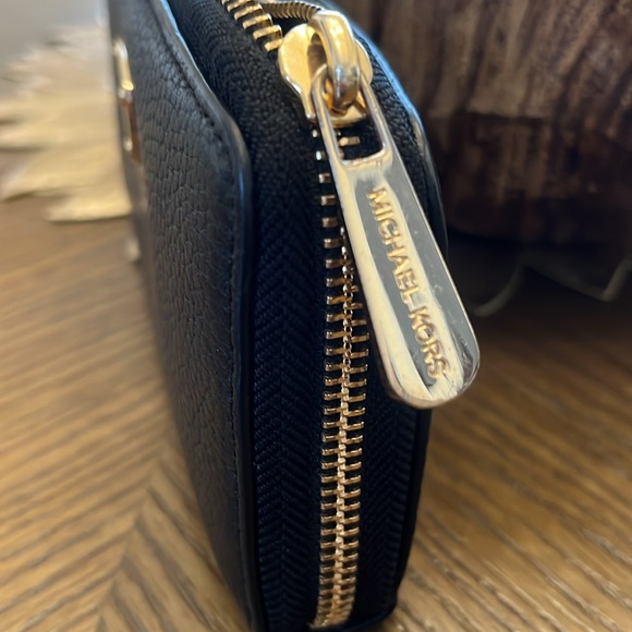 Michael Kors Zippy Wallet , EUC! - Picture 2 of 5